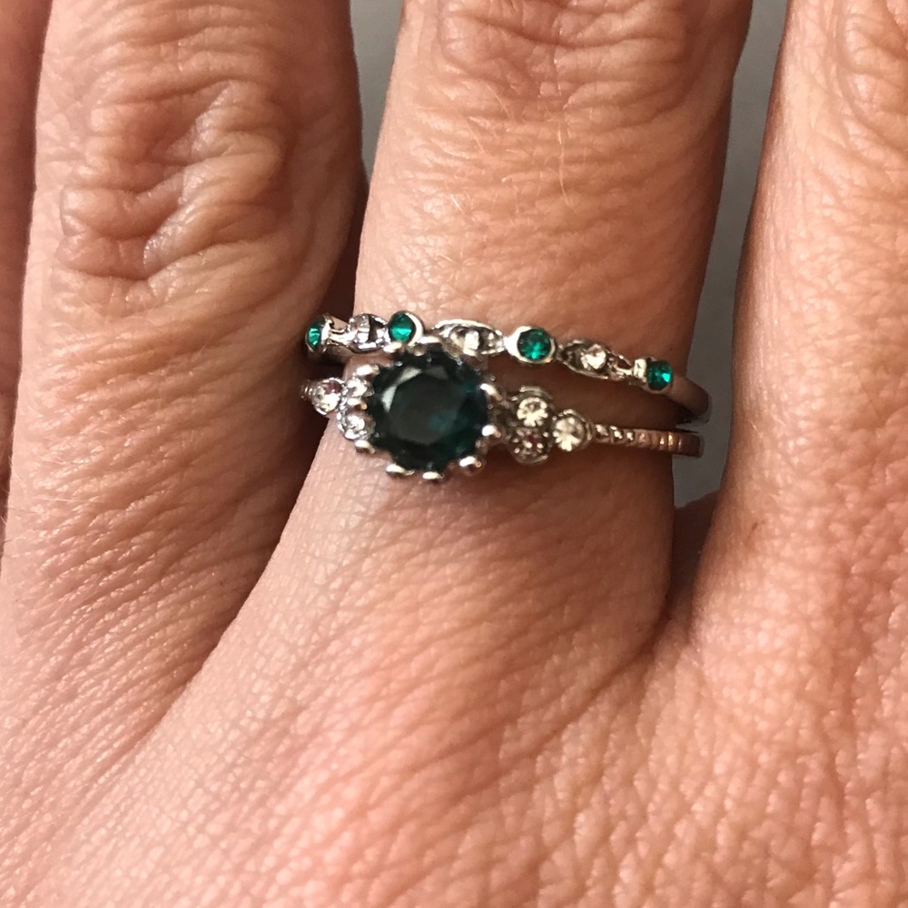 2 Silver Rings Women’s 7.25 Faux Emerald Green Rhinestone Cocktail Jewelry - Picture 8 of 12